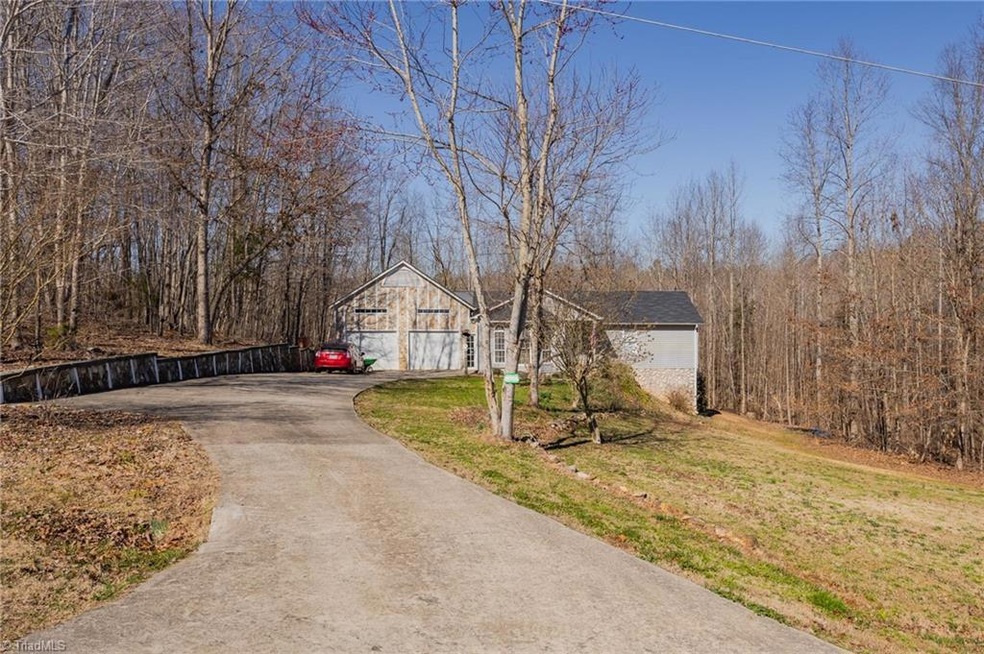 1040 Greenleaf Acres Dr, Asheboro, NC 27205 - photo 1