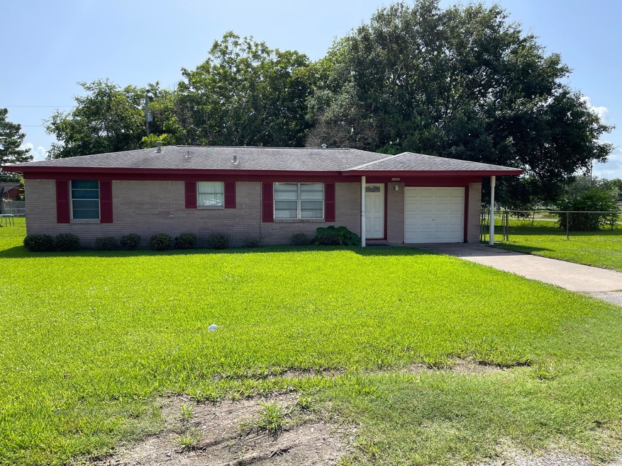 1102 College Dr, Alvin, TX 77511 - photo 1