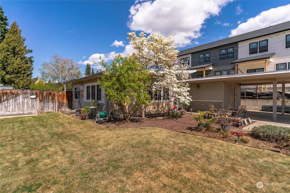 300 13th St NE, East Wenatchee, WA 98802 - photo 1