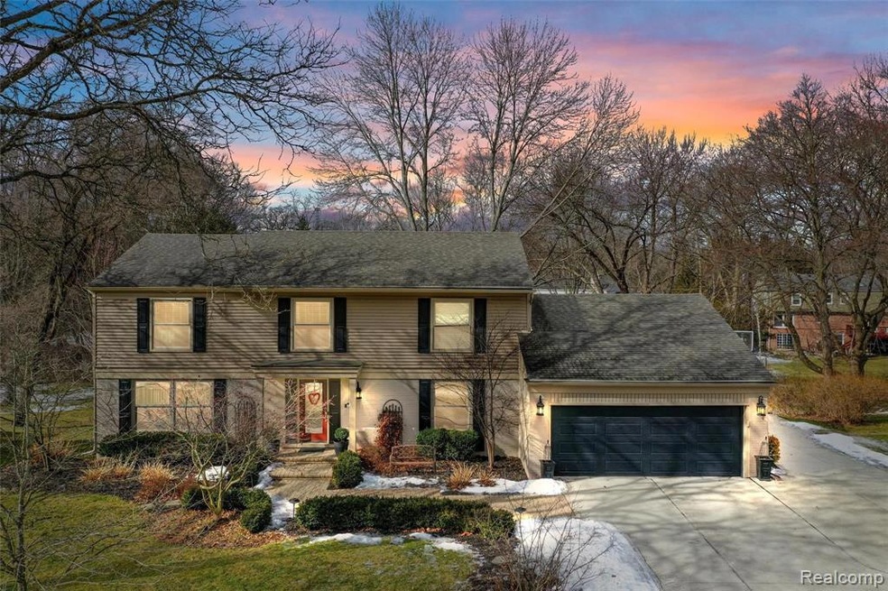 01-862 Shady Hollow Cir - twilight.jpg