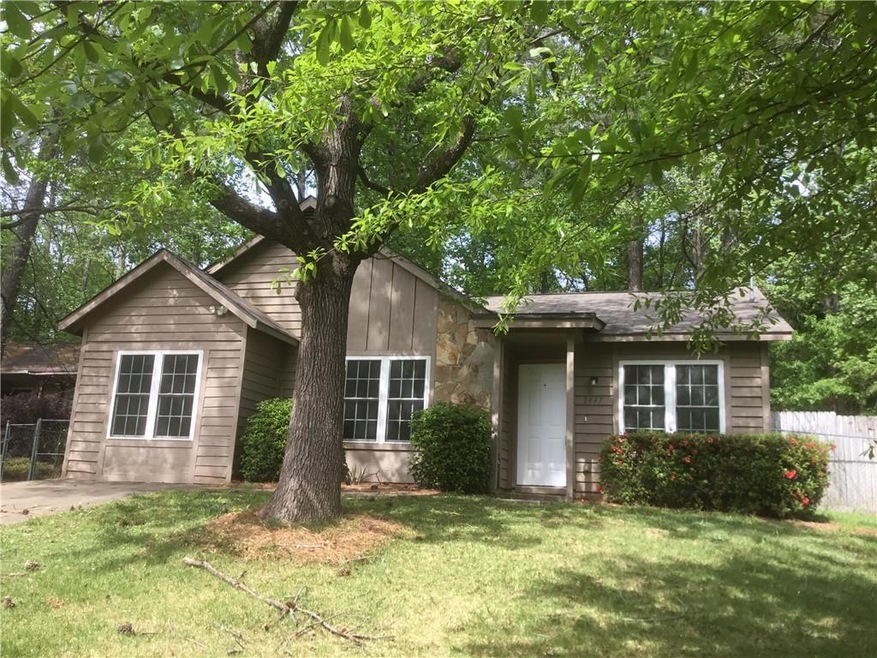 Ranch-style house featuring a front yard