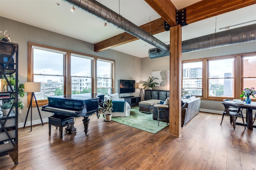 2502 Live Oak #312 - Corner Unit - Open Floorplan 
