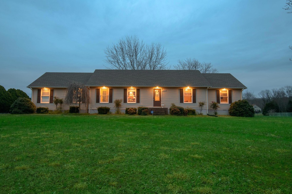 725 Mapleview Dr, Shelbyville, TN 37160 - photo 1