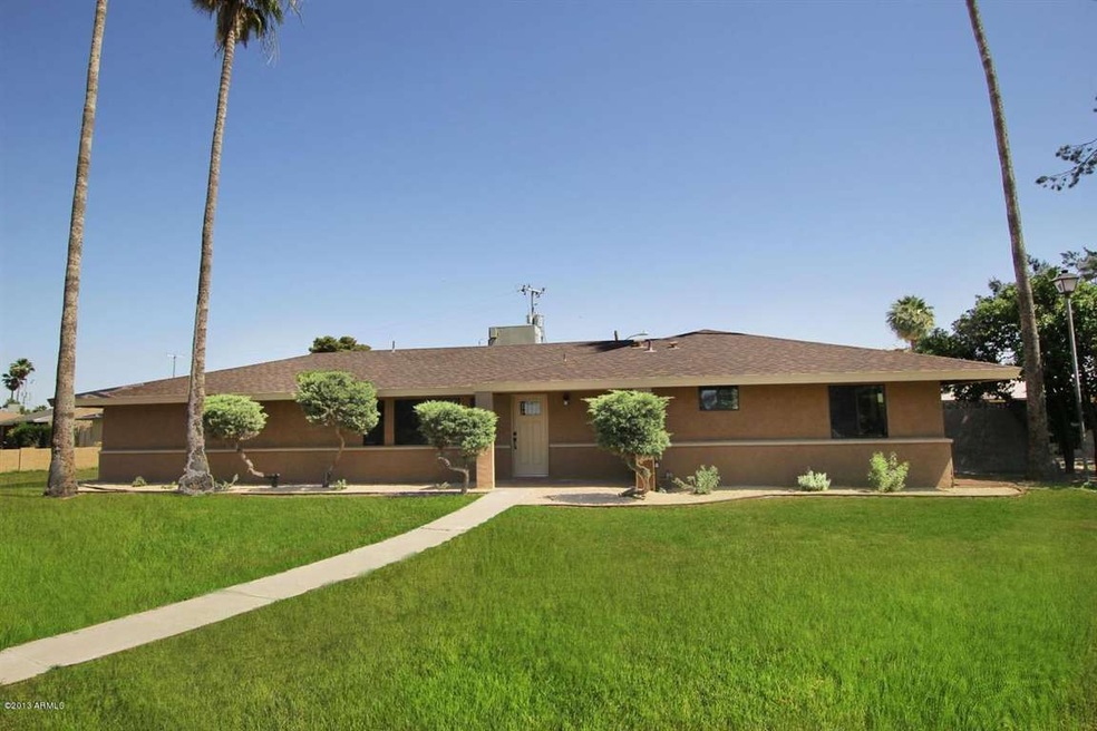 2055 W Edgemont Phoenix AZ-large-006-Fro