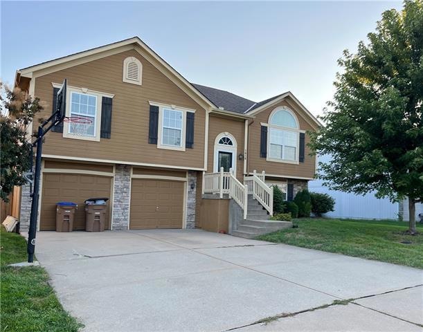 1016 Country Ln, Raymore, MO 64083 - photo 1