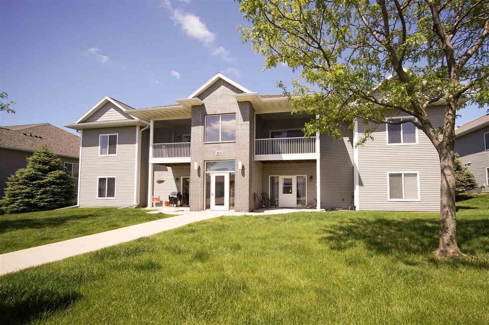 2625 Orchard Dr unit 6, Cedar Falls, IA 50613 - photo 1