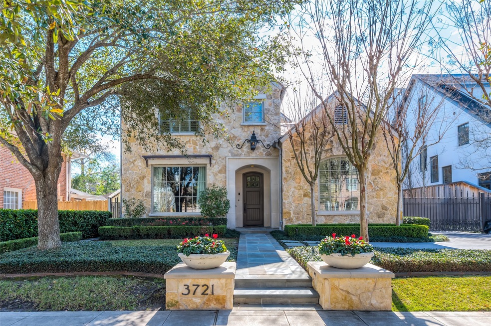 Royden Oaks home close to parks, schools, shopping