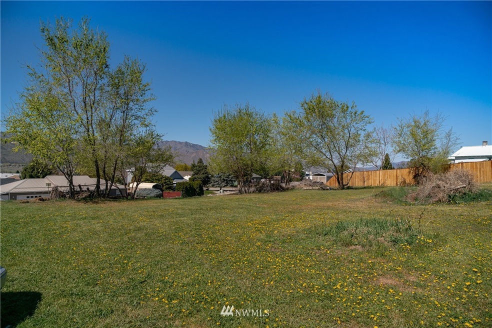 906 4th St SE, East Wenatchee, WA 98802 - photo 1