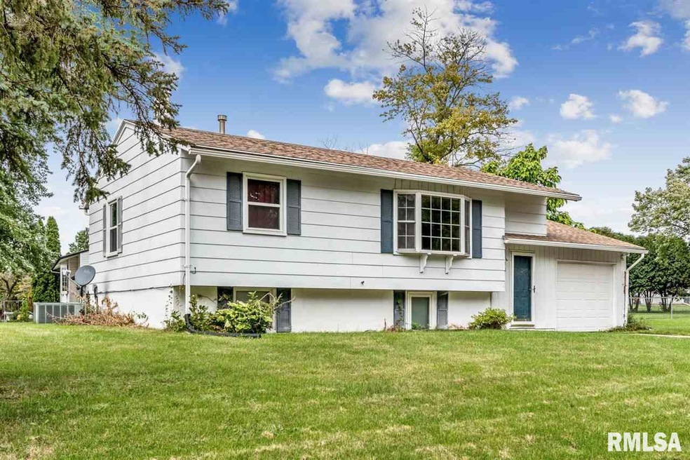 4006 Cresthill Dr, Davenport, IA 52806 - photo 1