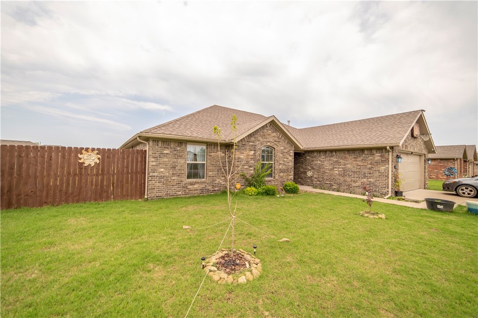 972 Red Oak St, Elkins, AR 72727 - photo 1