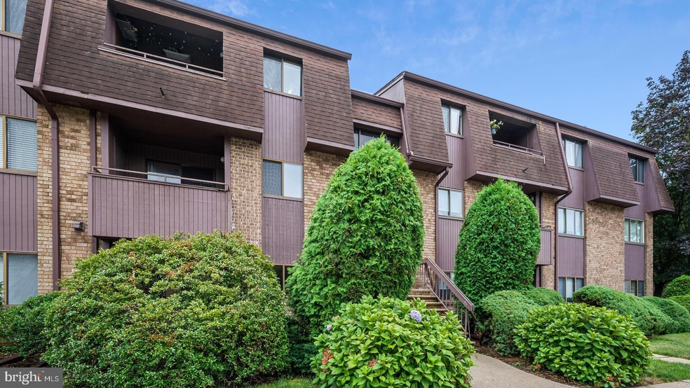 524 Woodmill Dr, East Windsor, NJ 08512 - photo 1