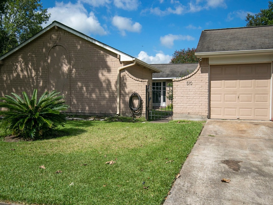 510 W Castle Harbour Dr, Friendswood, TX 77546 - photo 1