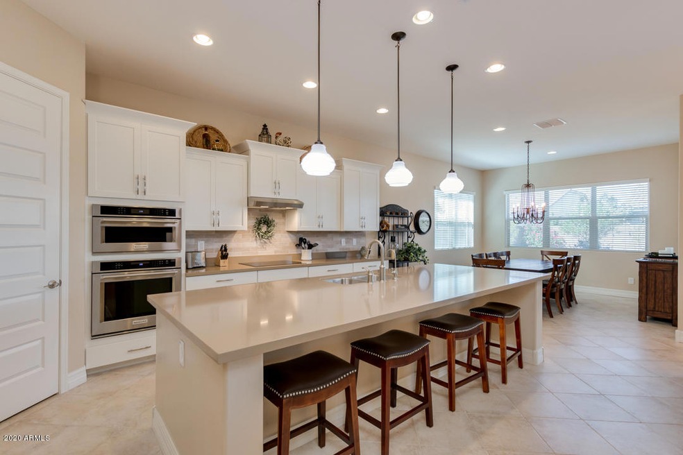 Gourmet kitchen w/ island/breakfast bar