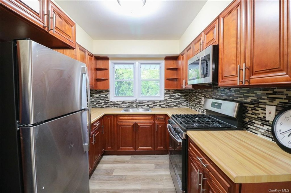 25 Valerie Dr unit 2, Yonkers, NY 10703 - photo 1