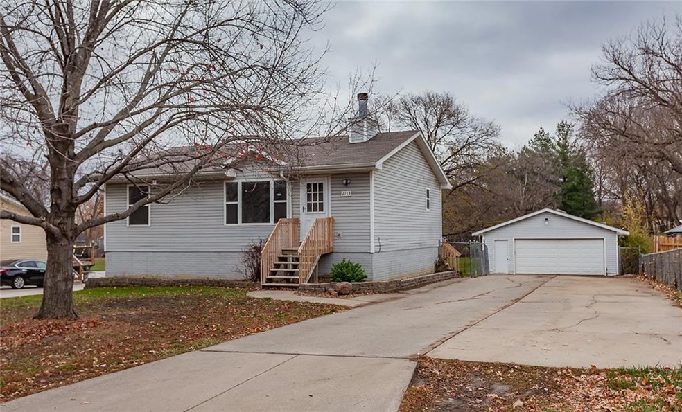 2113 SE 8th St, Des Moines, IA 50315 - photo 1