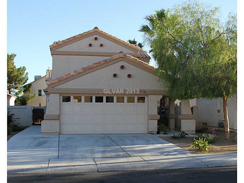 Facade/Exterior Front. 3 car Driveway. Possible RV