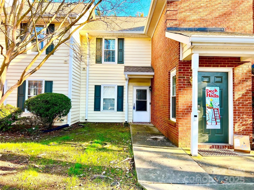 9427 S Vicksburg Ct, Charlotte, NC 28210 - photo 1