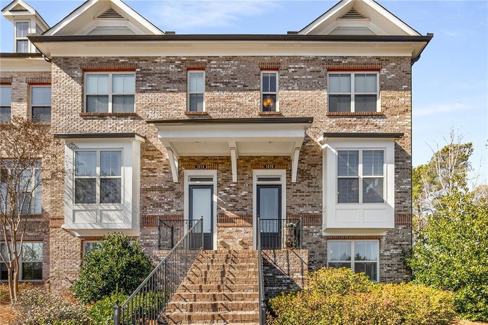 End-unit ideally situated on the edge of this gate