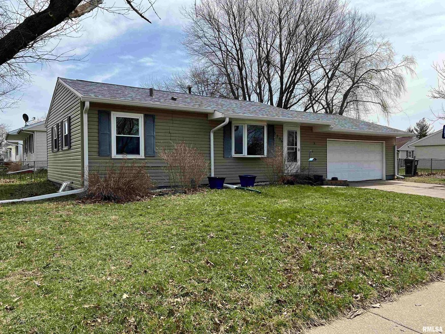 5335 Kelling St, Davenport, IA 52806 - photo 1