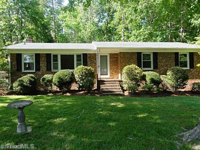 5512 Fallingbrooks Dr, Greensboro, NC 27407 - photo 1