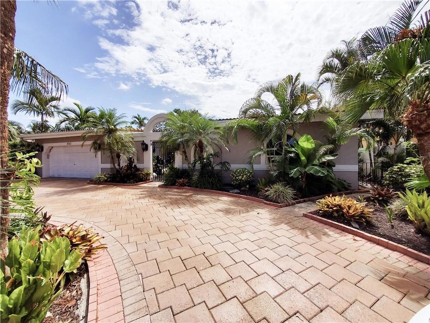 Spanish Style entry / Circular paver drive