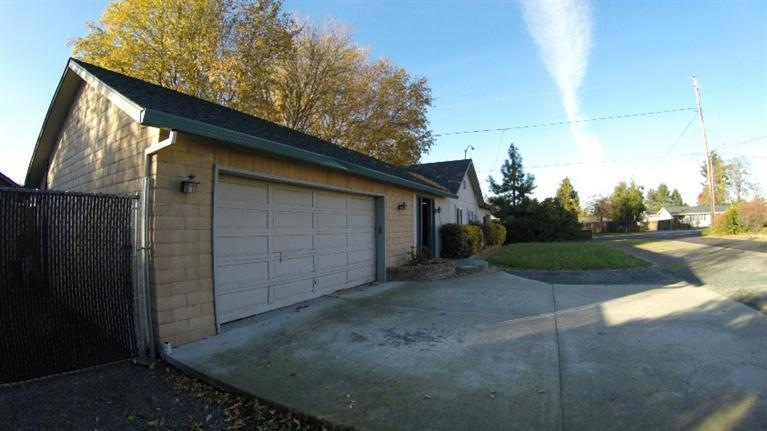 2752 E McAndrews Rd, Medford, OR 97504 - photo 1