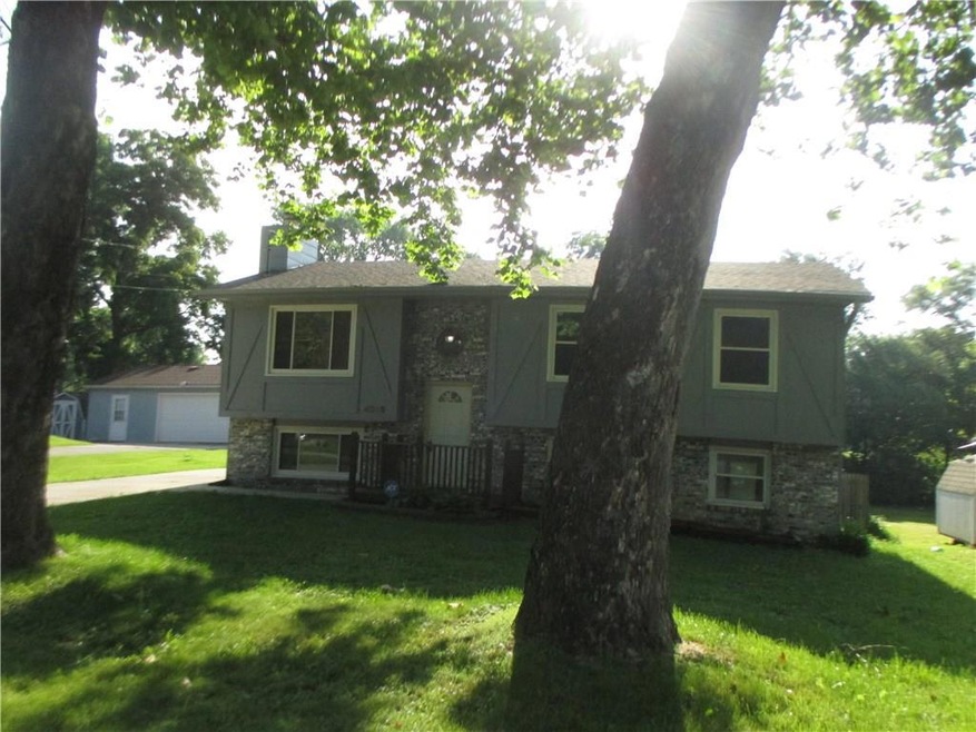 4025 E 32nd St, Des Moines, IA 50317 - photo 1