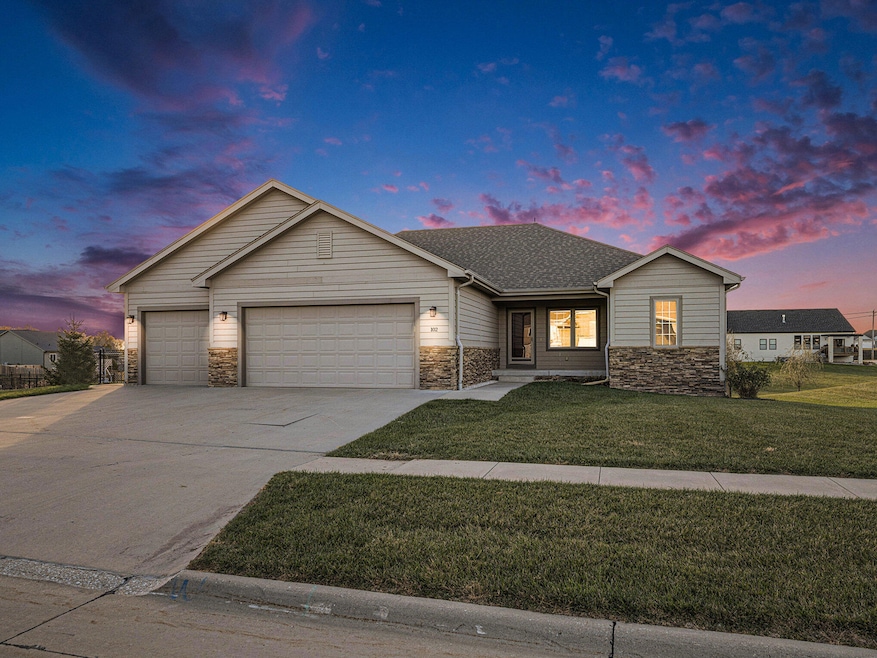 102 Firethorn Dr, Treynor, IA 51575 - photo 1