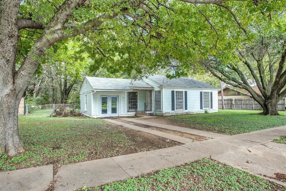 102 Adams St, Cleburne, TX 76033 - photo 1