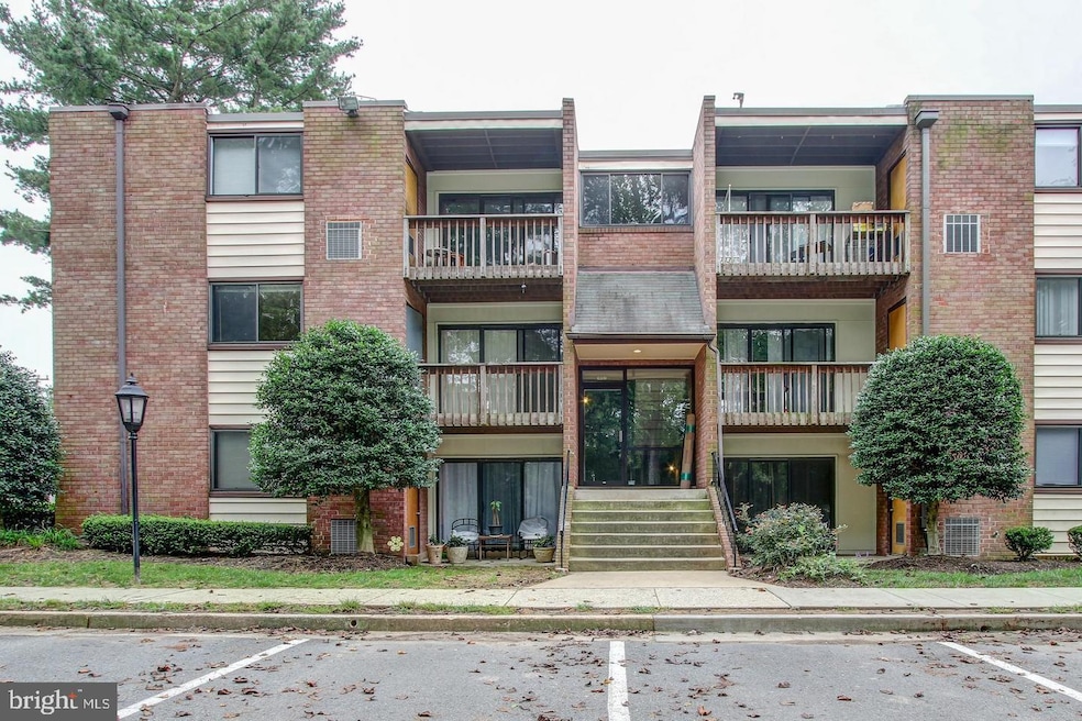 10722 West Dr unit 103, Fairfax, VA 22030 - photo 1