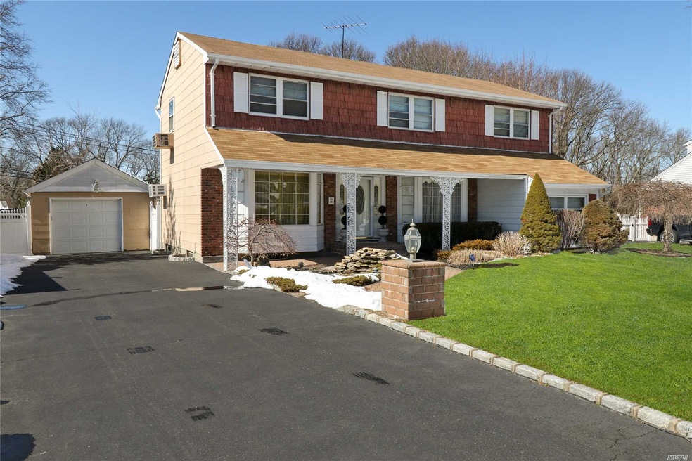 42 Roxbury Dr, ComMacK, NY 11725 - photo 1