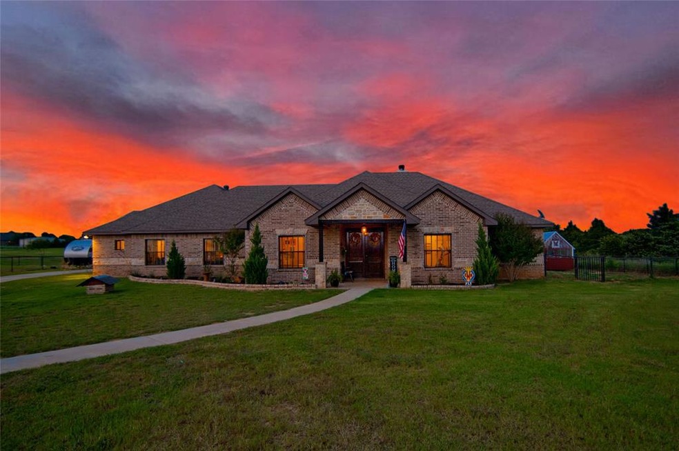 147 Horse Whisperer Ct, Decatur, TX 76234 - photo 1