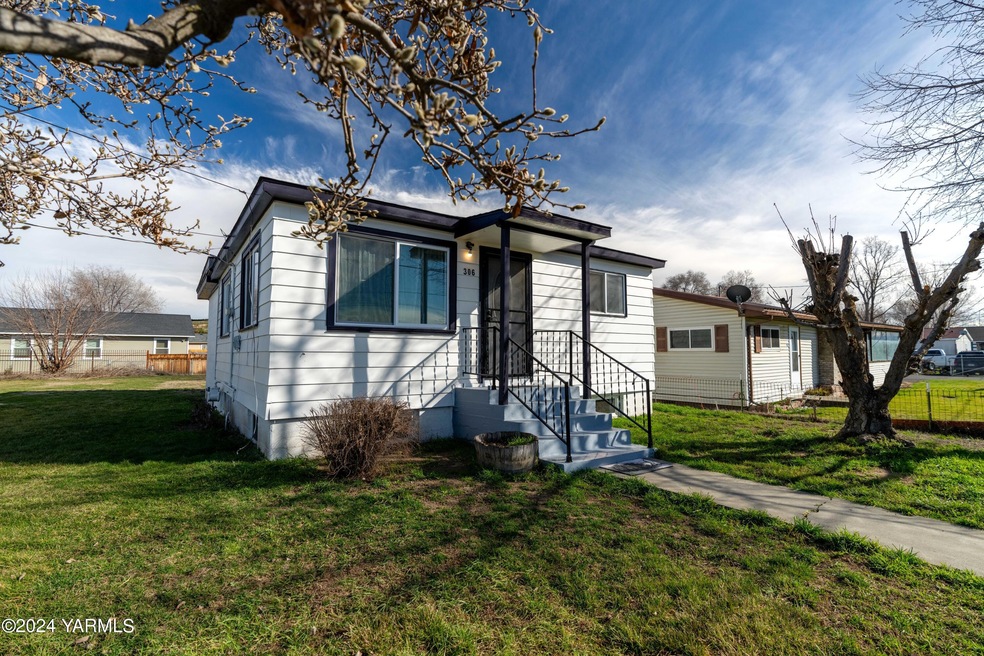 306 E A St Granger WA 98932-5