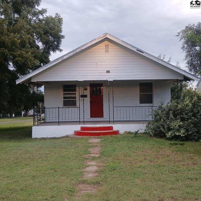 802 S Taylor St, Pratt, KS 67124 - photo 1