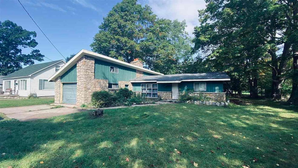 507 W Garfield Ave, Charlevoix, MI 49720 - photo 1