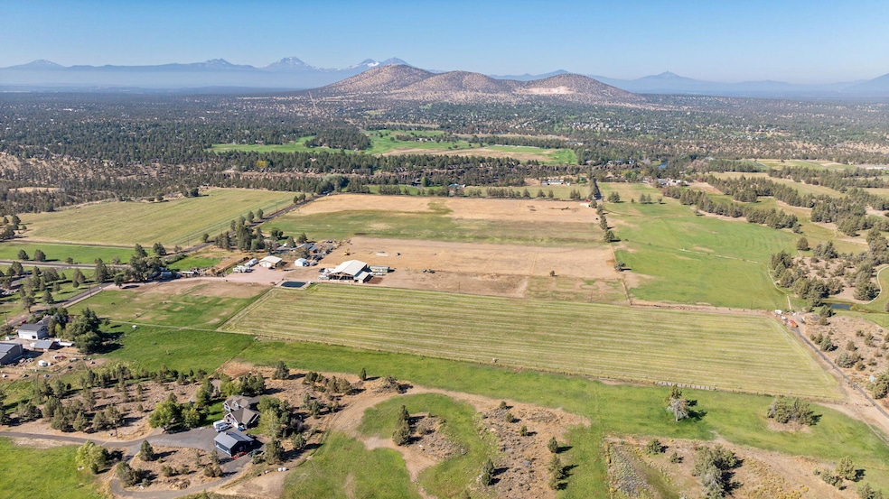 5755 SW Obsidian Ave, Redmond, OR 97756 - photo 1