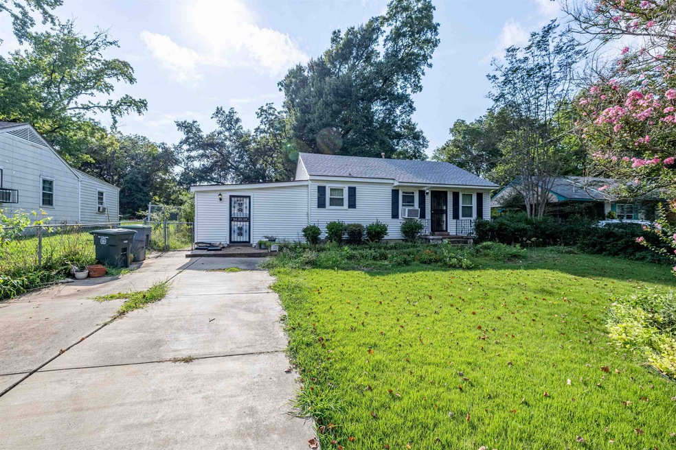View of front of property featuring a front yard