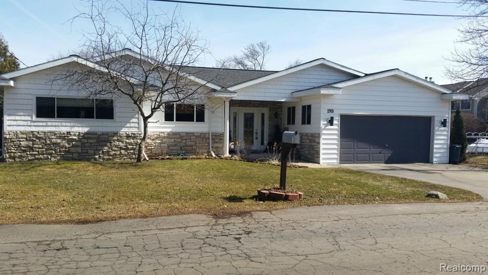 3 BR, 2 bath ranch on Sylvan Lk canal