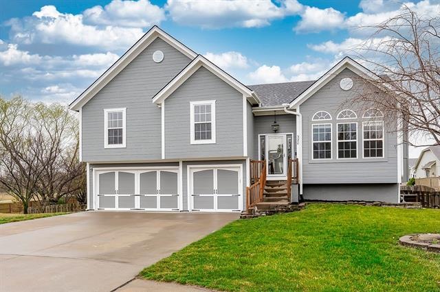 520 Forrest View Ct, Raymore, MO 64083 - photo 1