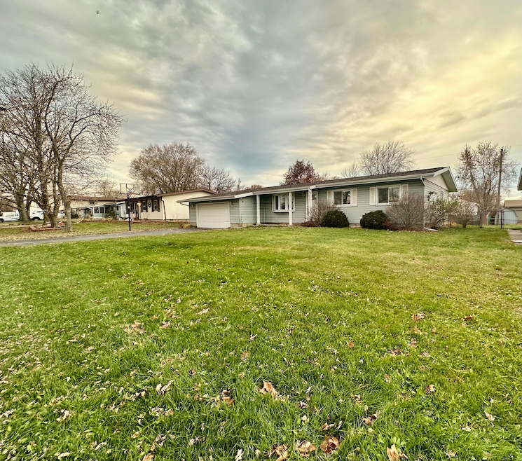 421 Sandalwood Dr, Valparaiso, IN 46385 - photo 1