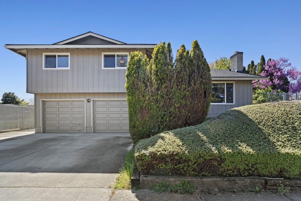 1443 Papago Dr, Medford, OR 97504 - photo 1