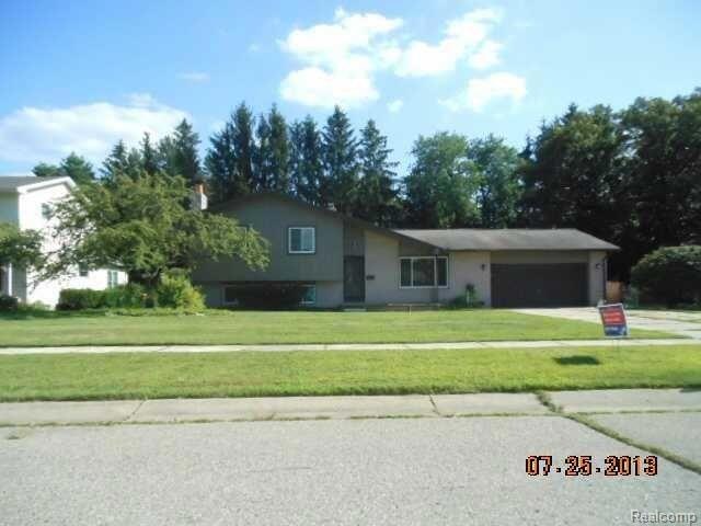 7129 Marco Dr, Waterford, MI 48327 - photo 1