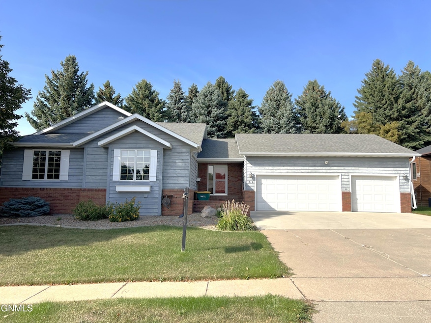 314 Aspen Ave, Bismarck, ND 58503 - photo 1