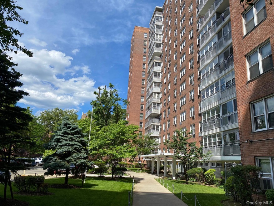 Carlyle Skyline Towers unit 10C, Flushing, NY 11355 - photo 1