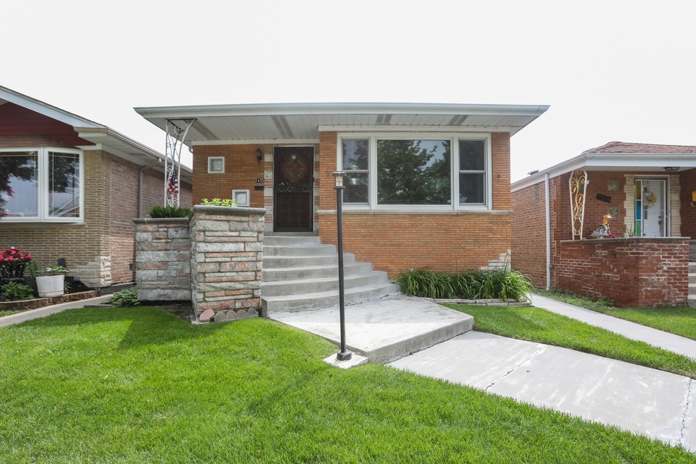 WELCOME HOME! An ALL BRICK home you will be proud 