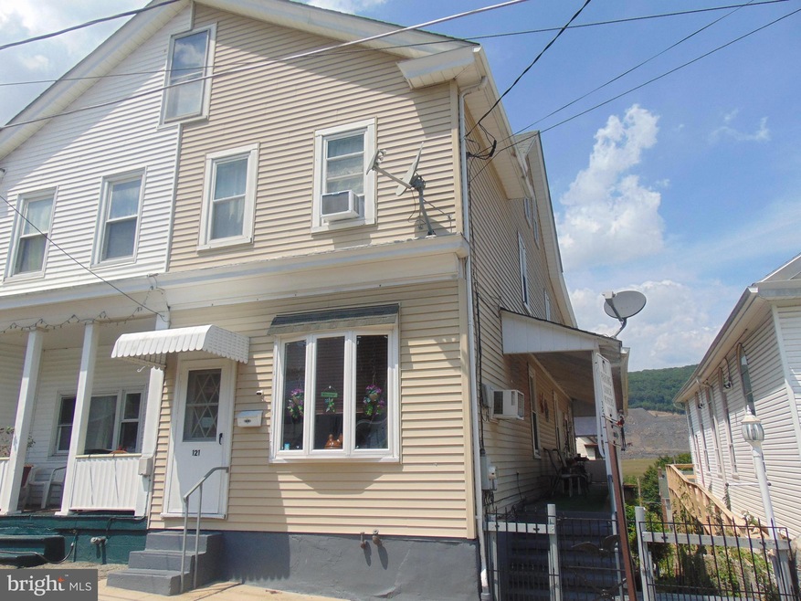 121 E Ruddle St, Coaldale, PA 18218 - photo 1