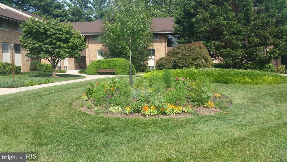 18611 Walkers Choice Rd unit 4, Montgomery Village, MD 20886 - photo 1