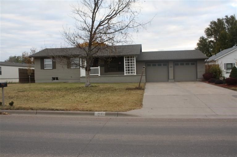 813 S Washington St, Hugoton, KS 67951 - photo 1