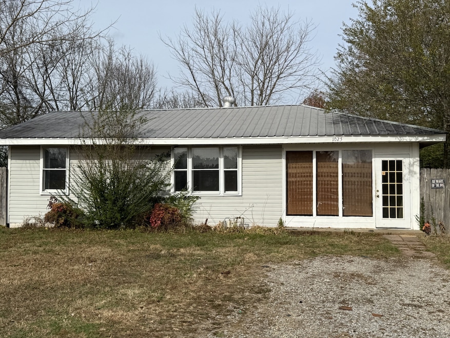 1025 Smith Ave, Hohenwald, TN 38462 - photo 1