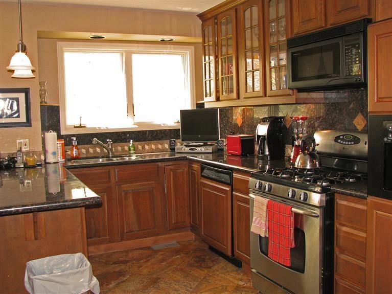 Granite Kitchen w/bar area